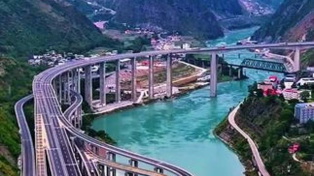 逢山开路遇水搭桥的中国基建狂魔#中国桥梁 #超级工程 #为建设者鼓掌 #一道美丽的风景线 #家乡的变