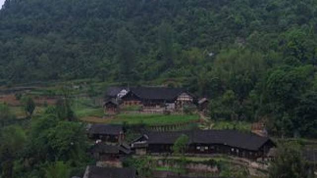 时光悄然流转，曾经熟悉的生长之地，如今已物是人非。那些破旧的老宅，如同岁月的守望者，默默诉说着过去的