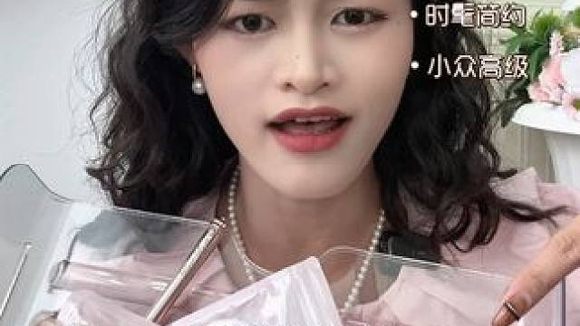 突然觉得这种浮夸的包装真好看！狠狠戳中本中年少女的心巴！！ #花知晓新品 #化妆品 #花知晓蝴蝶云肩