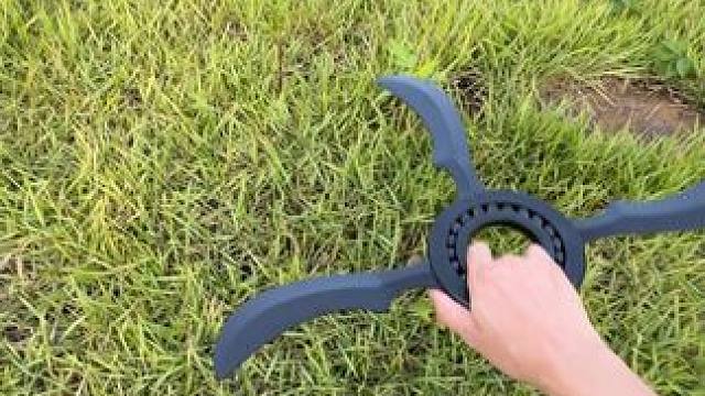 没有男生会拒绝佐助的风魔手里剑~ #火影忍者  #佐助  #酷炫  #有男生会拒绝这个玩具吗