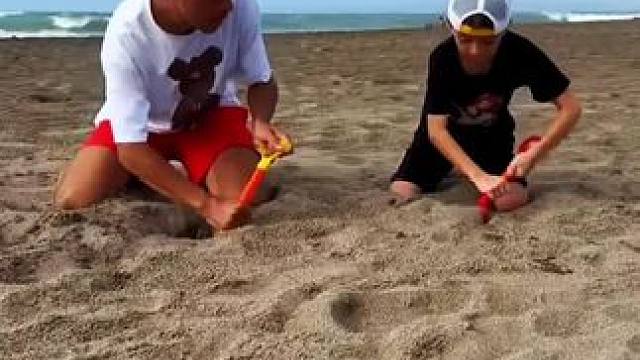 父子挖沙坑大比拼，姜还是老的辣！ #是时候展现真正的技术了 #意想不到的结局 #这操作都看傻了 #看