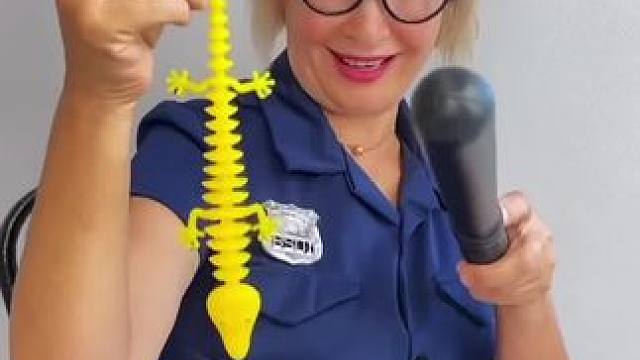 吃糖果后吐出奇怪东西，这操作简直太意外了！ #是时候展现真正的技术了 #恶搞之家giggity #哈