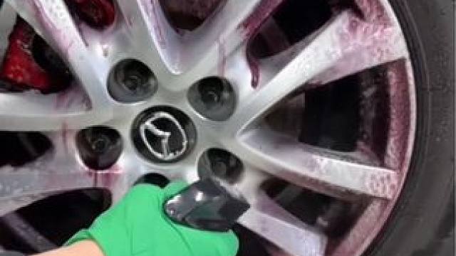 刹车产生的铁粉会吸附在轮毂和漆面上，要及时清理，不然会氧化轮毂和腐蚀漆面#汽车好物 #清洗轮毂