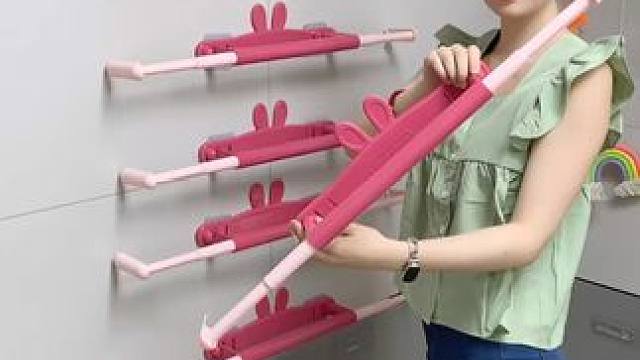 #可伸缩拖鞋架   凉鞋拖鞋用它收纳不占空间，还能当个#可伸缩毛巾架  使用，卫生间干净整洁多了#免
