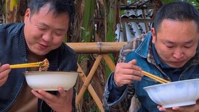 气温骤降，做糟辣椒炒肉，哥俩一人一盆，看饿了！ #新农人计划2024 #乡村生活里的温情 #农村美食