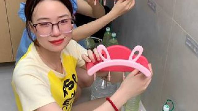 #兔耳脸盆架  可以收纳多个脸盆，家里的鞋刷都可以挂上去，还不占空间#免打孔  #小兔脸盆置物架