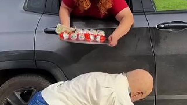 胖女人欺负流浪老爷爷，结局真的太解气了！ #哈哈哈娱乐一下 #意想不到的结局 #看一遍笑一遍 #万万