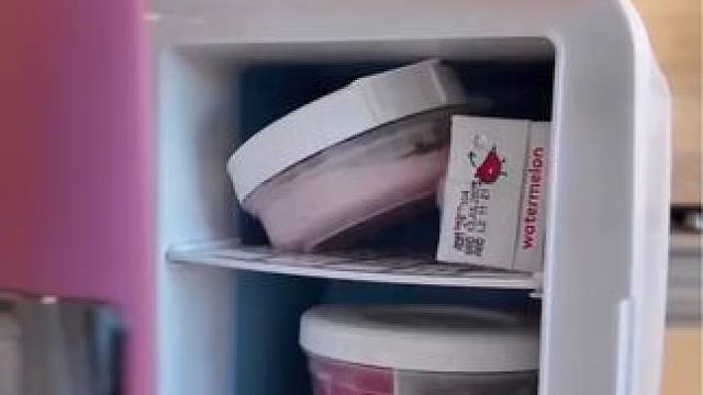 沉浸式收纳整理｜精致宝妈给女儿迷你冰箱补货vlog～✨☺️ 
#解压视频 #强迫症的日常 #迷你冰箱