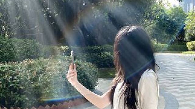 姐妹想拍这个彩虹光影照，有太阳就行，拍吧#懂事的姐妹已经开始艾特了 #拍照姿势
