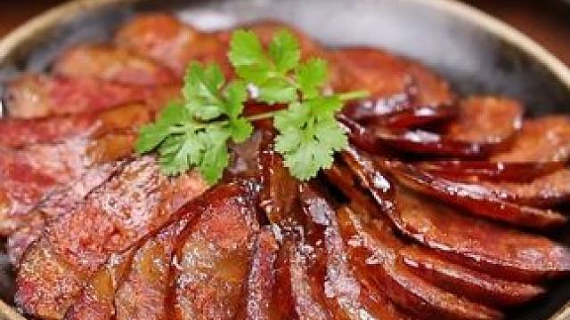 还在买十几二十一斤的淀粉肠？来看看这个正宗四川麻辣香肠！ #香肠 #好吃到停不下来 #腊味 &