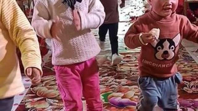 带孩子来吃酒席，玩得可高兴了。#记录真实生活