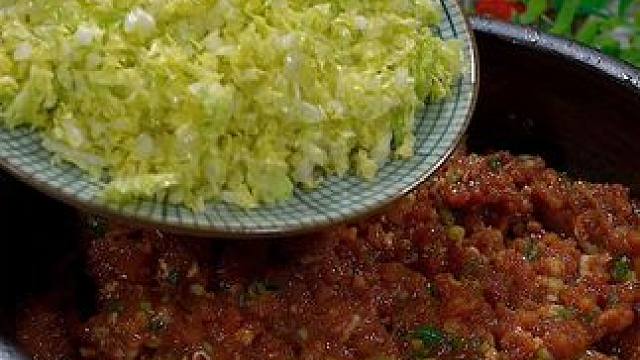 我家逢年过节都会吃饺子，尤其是这个白菜肉馅，味道鲜美多汁，寓意又好#饺子 #妈呀太香了 #饺子馅