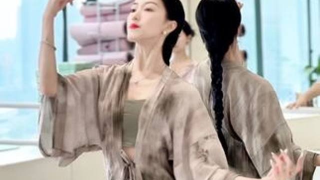 能在自己热爱的领域闪闪发光很幸福❤️#舞蹈课堂随拍 #氛围感 #舞蹈随拍 #广州古典舞 #古典舞