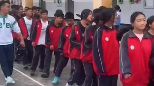 看看云南学校的课间打跳，舞姿轻松随意，学生们活力十足，强身健体的同时还能减轻学习压力，带来欢乐。#云