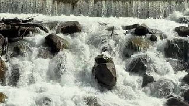 你透过车窗看风景，山川湖泊也在看你，最好的时光在路上#把我的秋天拍给你看 #每一帧都是热爱