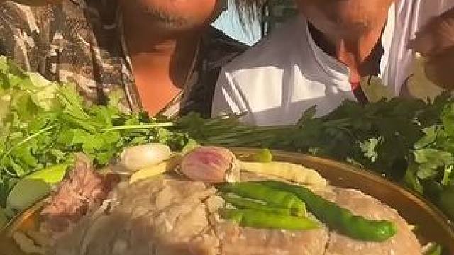 新鲜的饺子馅就应该这样吃，干净又卫生 #户外美食 #咀嚼声 #咀嚼音解压 #美食搬运家