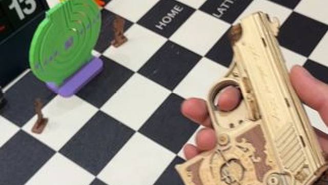 没有男生会拒绝这把可以回弹的皮筋枪吧~ #有男生会拒绝这个玩具吗 #酷炫 #皮筋枪