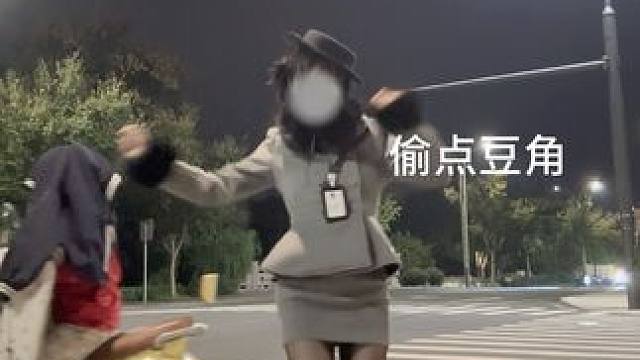 呵～我这浑身上下散发魅力的坏女人～ （终于知道为什么有钱人不坐摩的上班了…因为脚岔不开…）
#浅跳一