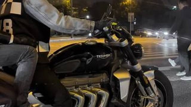 登陆一下路人视角，看没有公式的幸福表达
#每一帧都是热爱 #机车 #幸福感