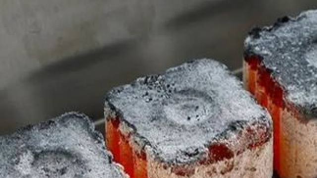 速燃炭户外露营烤肉速燃果木炭引火室内无烟无味易燃烧烤碳碳块#烧烤炭 #碳块 #速燃炭 #速燃炭果木炭