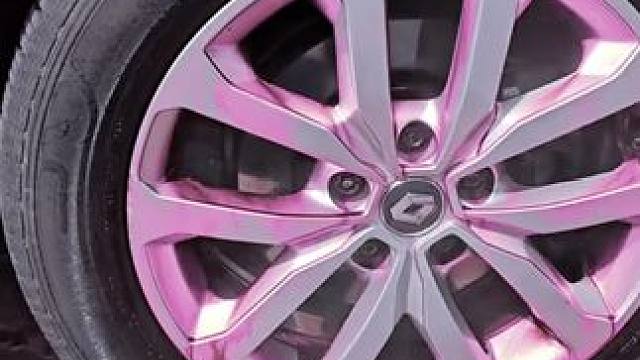 刹车产生的铁粉会吸附在轮毂和漆面上，要及时清理，不然会氧化轮毂和腐蚀漆面#汽车好物 #清洗轮毂