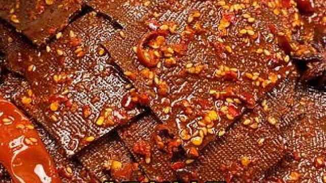 这个卤香的黑金大千张吃起来真的太过瘾了#零食推荐 #无辣不欢 #辣条 #追剧小零食