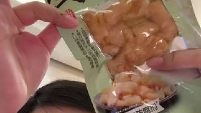 哇这个泡椒味的鸡脚筋 越吃越上头 根本停不下来