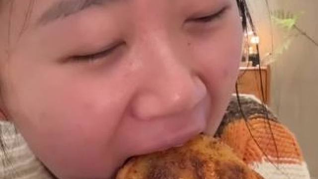 佳木斯饼夹串 外皮脆脆的！里面夹了三串牛肉串 巨巨巨巨好吃！