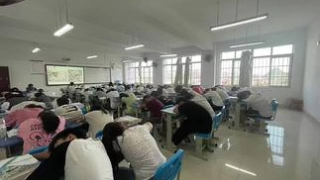 张桂梅老师登高一呼“救救农村女孩”，感动了无数人。但是，农村更应该被救的是男孩。女孩读不成大学可以嫁