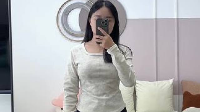 降温了，这个磨毛绒的打底衫真是保暖亲肤又好看#秋冬穿搭 #内搭外穿都好看 #遮肉显瘦 #谁穿谁好看系