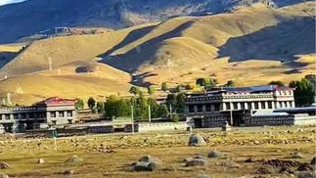 早安甘孜，最美的风景在路上#在川西感受自由的风 #雪山下的秋天 #沿途风景随拍