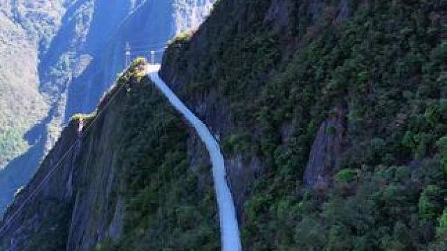 等了半天没看到一个车，是因为山路太险峻都不敢来了吗？