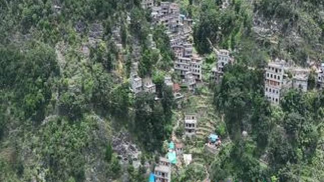 悬挂在高山之上的山景房，每家每户都盖起三四层楼房，这里全是石头山没有两亩地，水源从何而来，他们又是靠