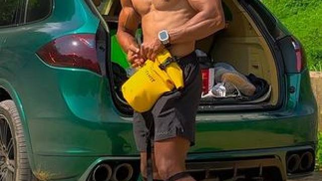 其实，很多事情不需要有意义
吃喝玩乐不等于虚度光阴
吃苦耐劳也不等于意义非凡
当你焦虑内耗时
请一定