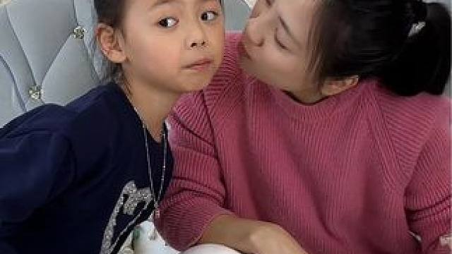 还是小棉袄对妈妈好 知道妈妈喜欢吃香蕉，就把香蕉留给妈妈吃，真开心#搞笑家庭欢乐多 #漏风的小棉袄 