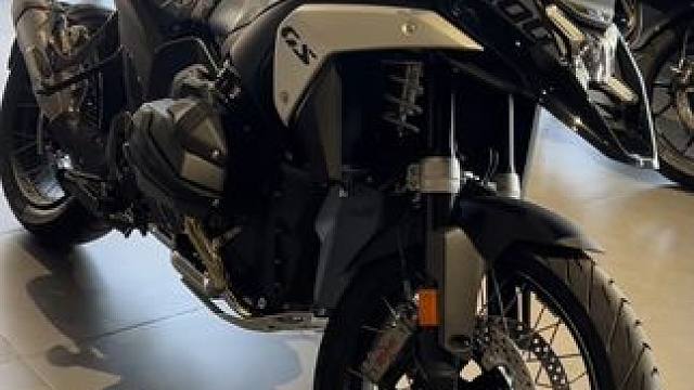 风驰电掣间，自由在心中蔓延。骑行，是一种生活态度，更是对自我的追寻。#每个男人都有一个机车梦 #摩托