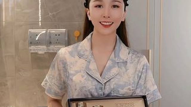 精致的女人，需要高度的自律，护肤是女人的根本，明天周四安娜为姐妹们安排了双十一护肤专场，还为姐妹们争