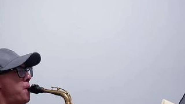 这个游泳教练“不务专业”天天听到好听的情歌就拿起萨克斯演奏起来了
#前奏一响拾起多少人的回忆 #爱要