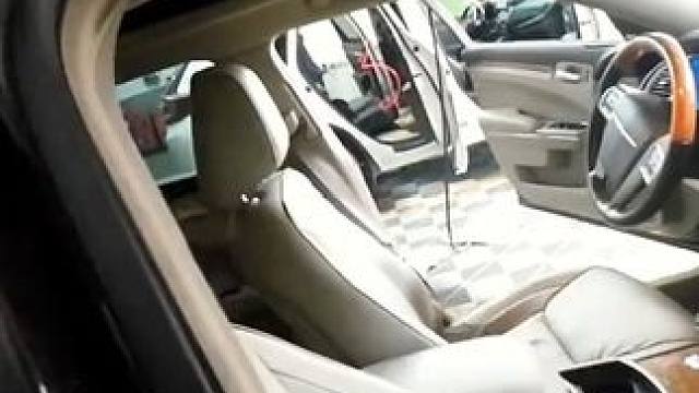 车里蹭到口红防晒霜不用慌，用清洁剂可以洗掉，但是这种污渍一定要及时清洗，弄上去时间长的已经印染了的就