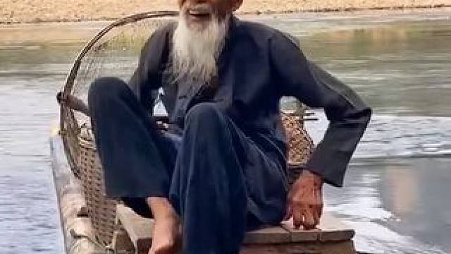 #山青水秀好风光游山逛水看风景 #就想在桂林看山山水水 #漓江渔翁