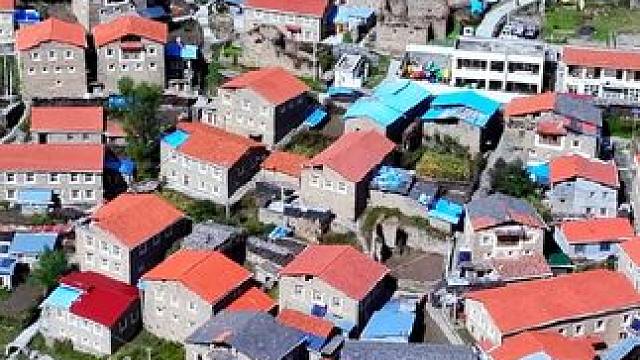 这是川西黑水县石碉楼乡丁寨村的丁寨，视频末尾可以看见远端的石碑寨#给你推荐我的家乡 #少数民族文化 