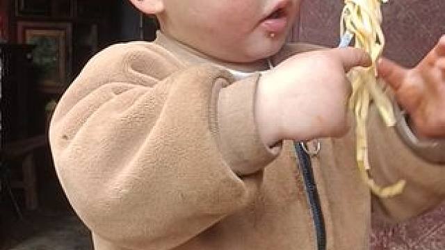 煮面条给双胞胎吃。#记录真实生活