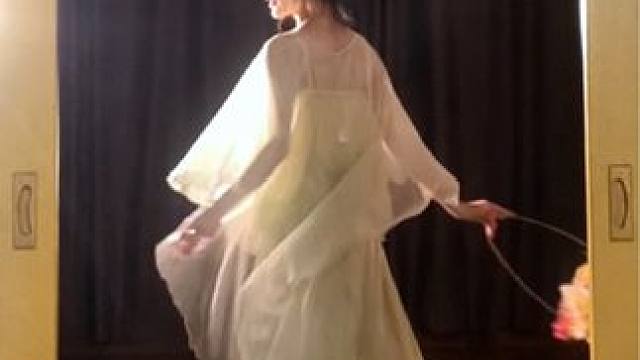 柳叶儿弯弯浮水花儿转～ #古典舞 #浅跳一下