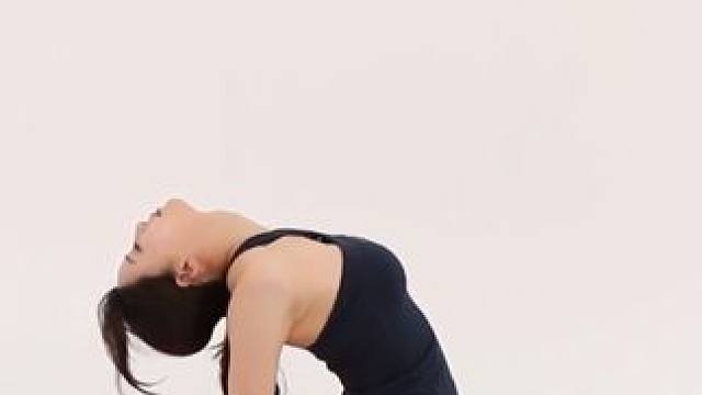 零基础学瑜伽：手杖式变体 今天的动作是手杖式变体，它在手杖式的基础上，将腿折叠后后仰。使得身体更进一