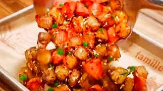 给大家分享在家做土豆香肠干锅的做法，赶紧做起来试试吧#懒人美食教学 #干锅土豆片 #我的厨房日记 #