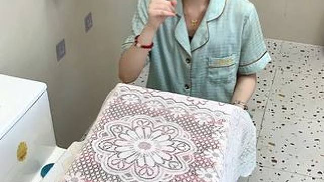 #可伸缩拖鞋架   凉鞋拖鞋用它收纳不占空间，还能当个#可伸缩毛巾架  使用，卫生间干净整洁多了#免