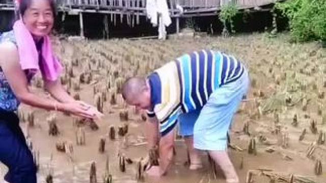 山卡卡里的农村大姐学费了开直播每天收获满满您还在恐播怕播不敢开播开播了不知道讲什么吗#记录真实生活 