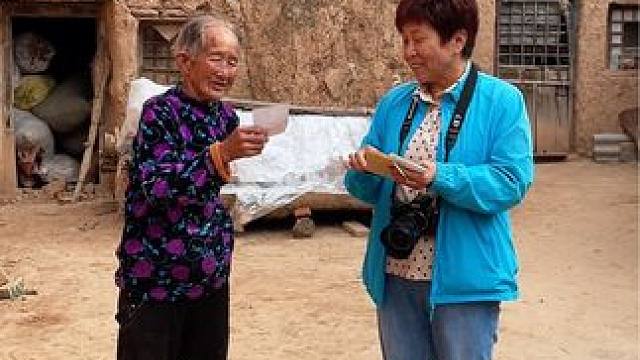 摄影师给90岁老人送照片#高龄老人#多彩生活记录者 #留住美好瞬间 #记录农村生活 #灵宝