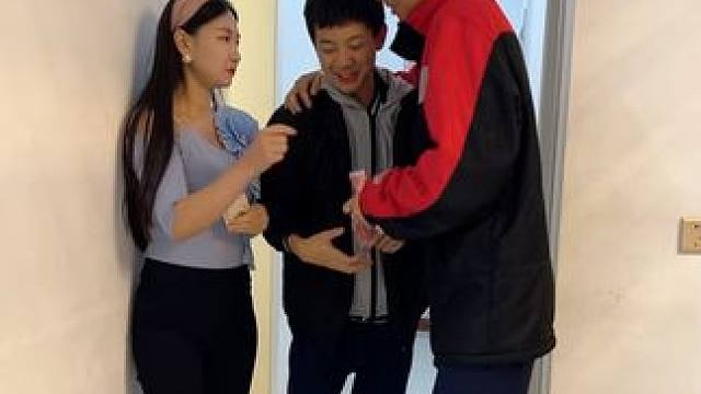 两兄弟都说今天学校开运动会，要我多给点零花钱，讨价还价没谈成，结果就打起来了，原来是故意设的局，上当