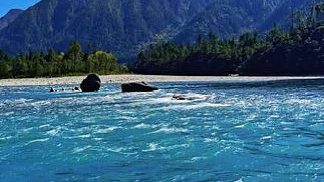 #每一帧都是热爱 #治愈系风景 #到深蓝的天空下感受秋日 #把秋日落叶拍出氛围感 #属于西藏的那片蓝